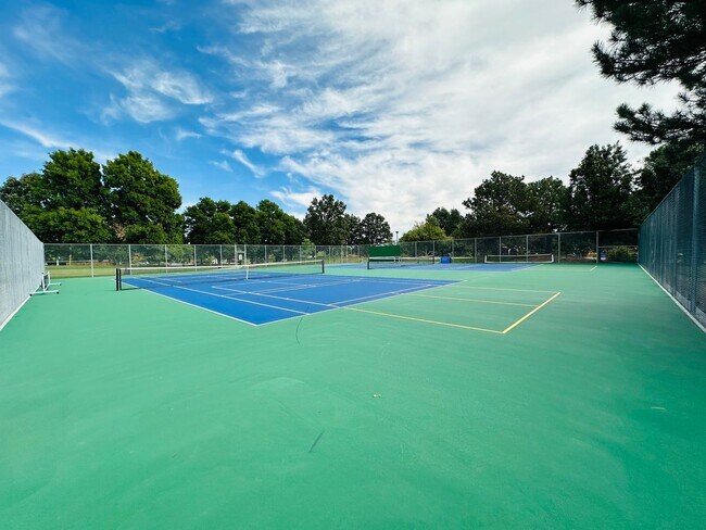 Building Photo - Bright and Spacious Duplex Style Home with HUGE Fenced in Backyard!!!