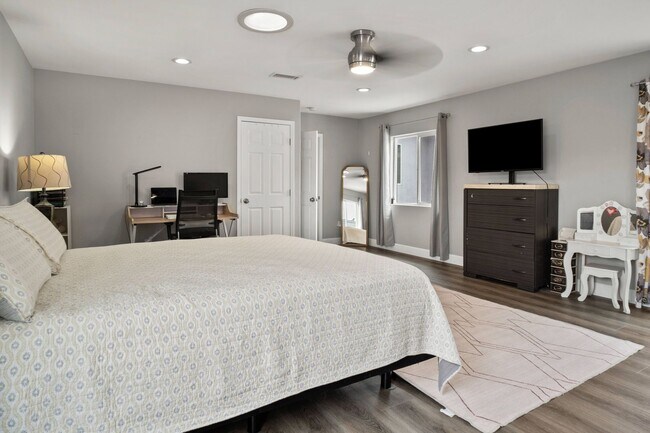 Building Photo - 4 Bed | 2.5 Bath Home in Spring Valley with Detached Office Suite!