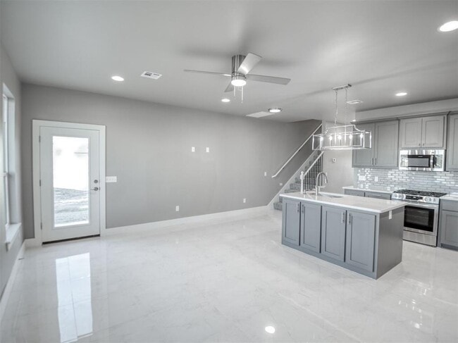 Building Photo - 609 Abadan Dr