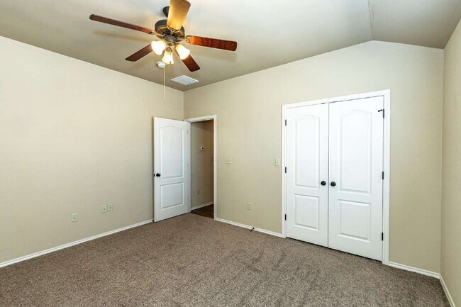 Building Photo - Gorgeous townhome!