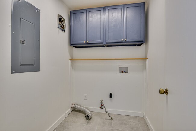 Building Photo - 3137 Edinburgh Dr