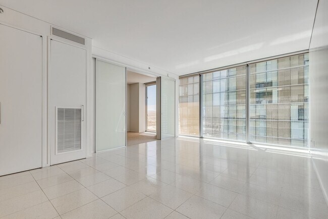 Building Photo - Veer Towers 2210E-CityCenter Views from th...