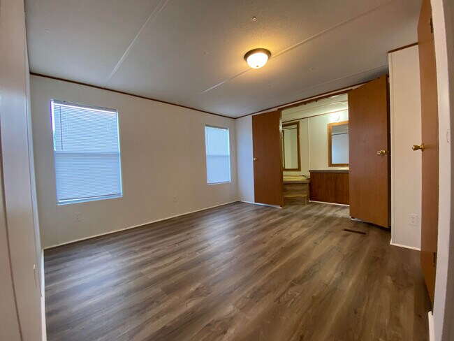 Master bedroom - 33 White Oak Dr