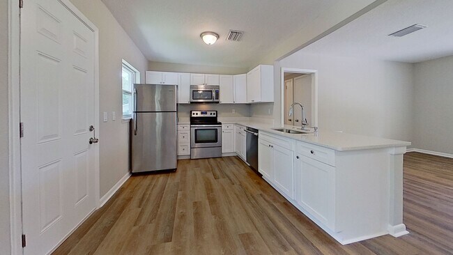 Building Photo - Beautifully Updated 4-Bedroom Home with Modern Finishes & Spacious Backyard