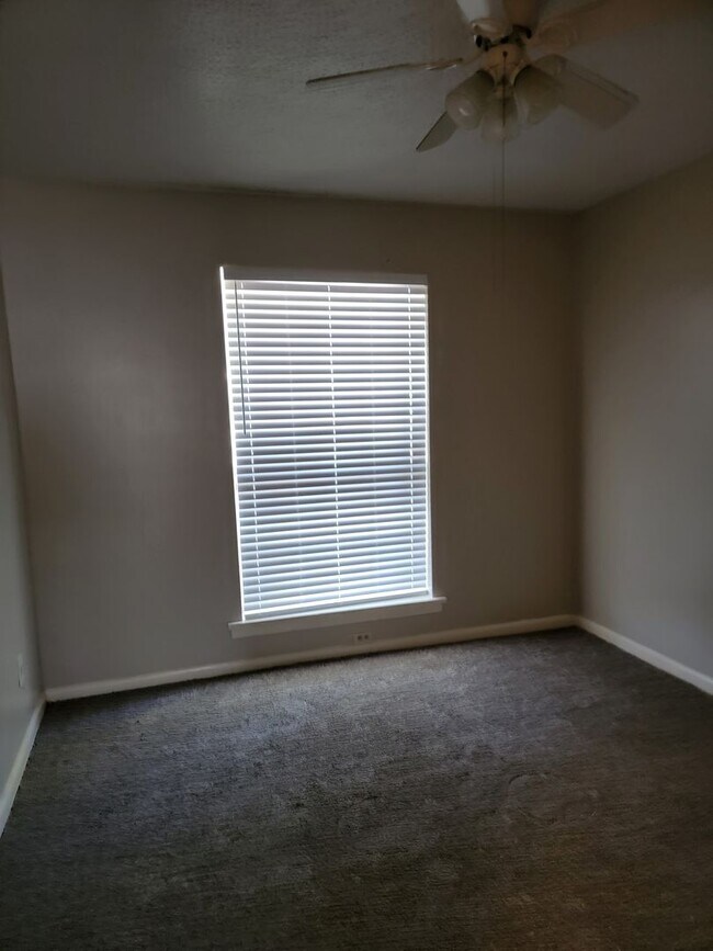 Building Photo - 3 Bedroom 2 bathroom Bossier City