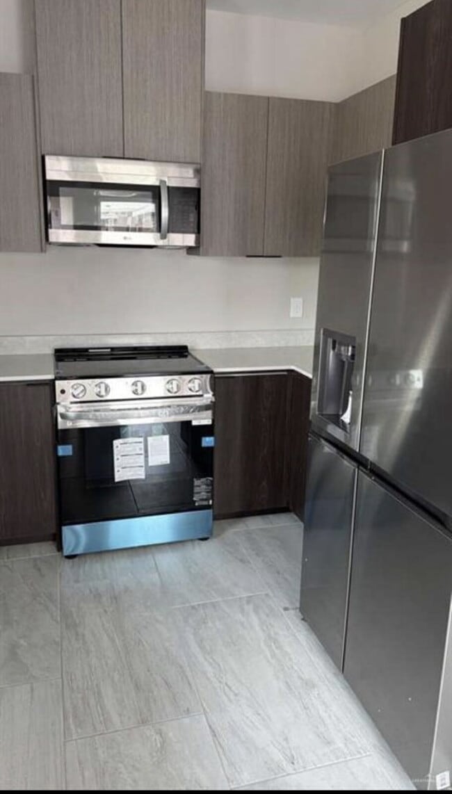 Building Photo - Amazing Brand new executive apartment in Edinburg