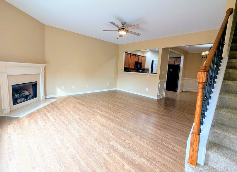 Building Photo - 300 Knelston Oak Dr NE