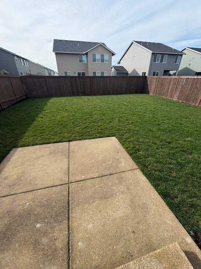 Building Photo - Must See Large Home in HOA Neighborhood!