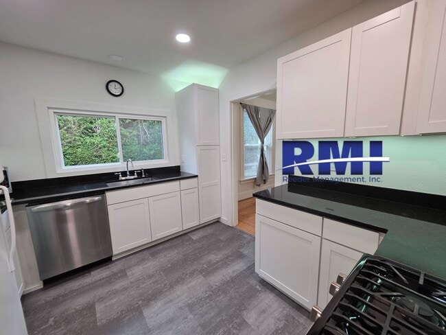 Building Photo - 2 Bedroom Oasis