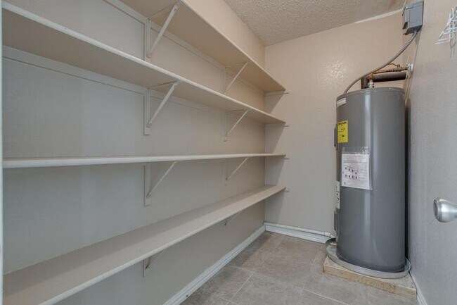 Building Photo - 5536 Camarillo Dr