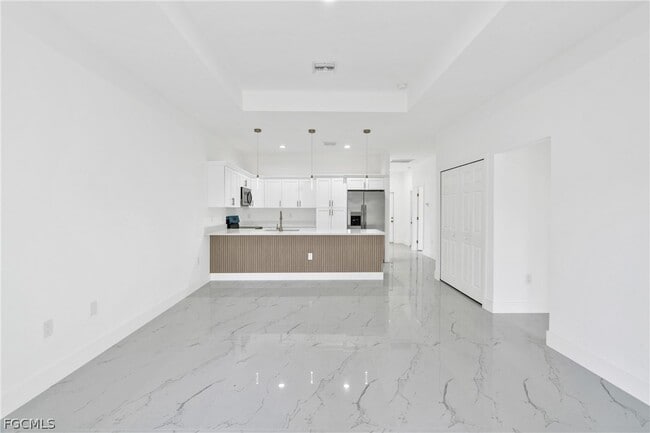 Building Photo - 724 Lamar St E