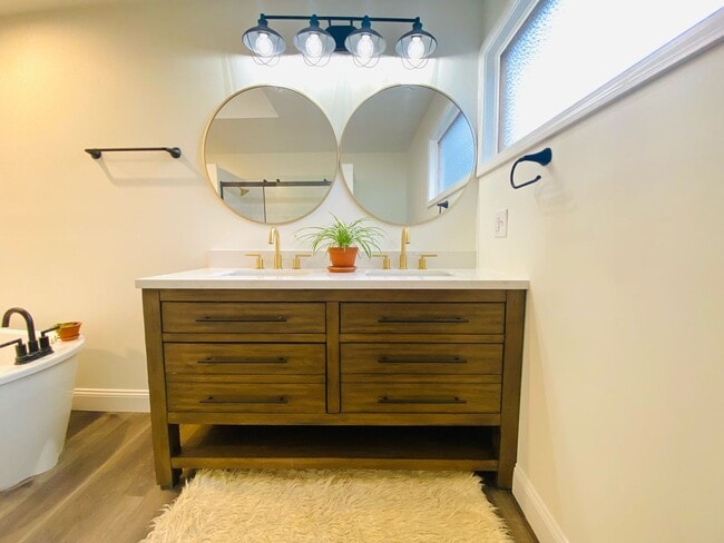 Building Photo - New Remodeled Downtown Home w/ detached carriage house, fenced back yard,