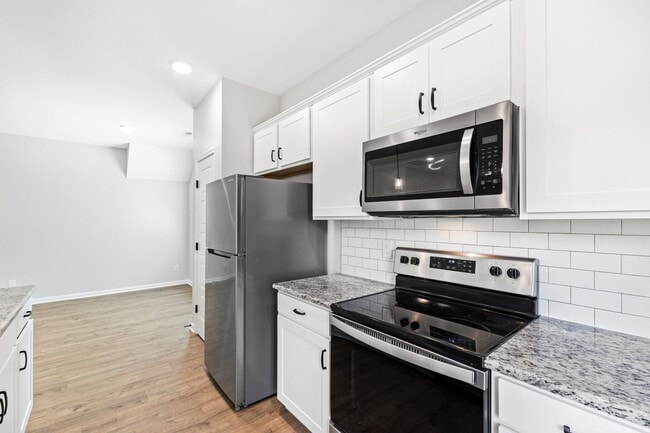 Building Photo - Nearly New 3 Bedroom home minutes to downt...