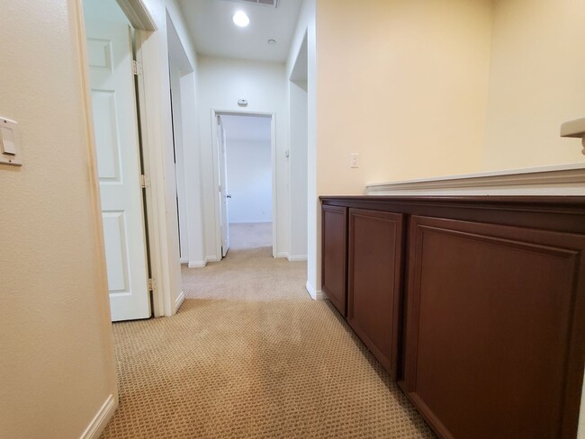 Building Photo - Spacious 4 Bedroom 3 Bath Two Story Riverp...