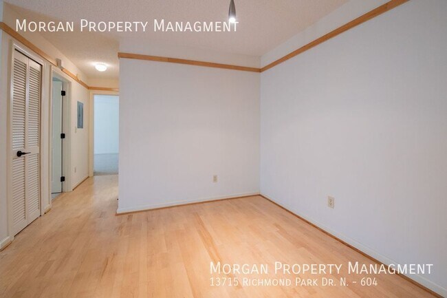 Building Photo - 13715 Richmond Park Dr N