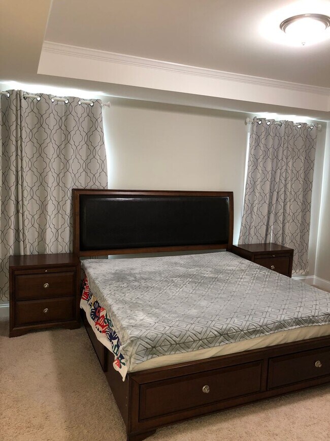 Building Photo - Lake Front Community 4 bed, 3 bath