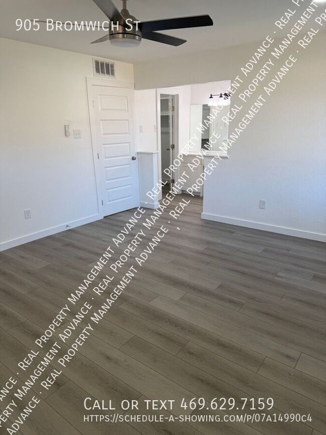 Building Photo - 905 Bromwich St