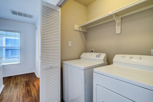 Building Photo - 1702 Redwing Cove Dr