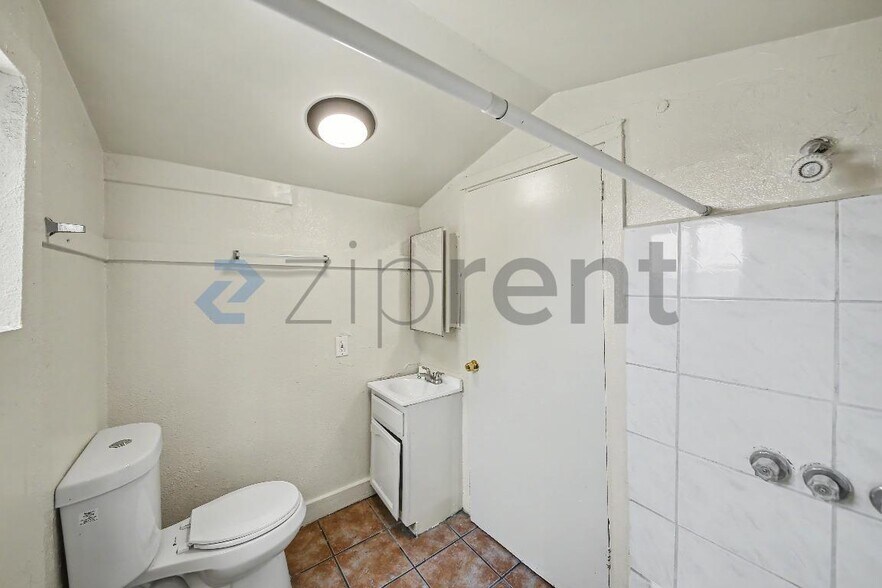 Building Photo - Unit B