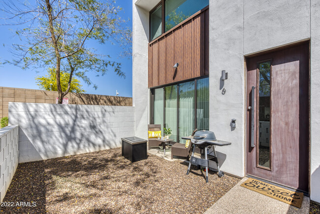 Building Photo - 540 W Mariposa St