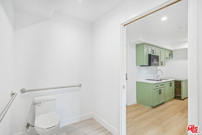 Building Photo - 3221 W 71st St