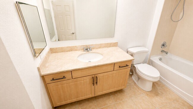 Building Photo - Annual unfurnished luxury 3/2 condo downtown Sarasota overlooking a park!