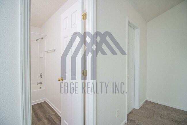 Building Photo - 6 Willow Lakes Dr