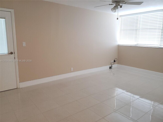 Building Photo - 100 Golden Isles Dr