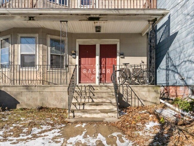 Building Photo - 31 Moore St