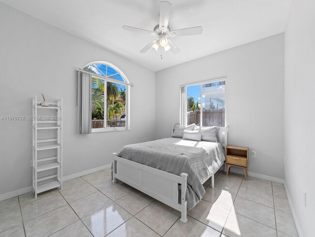 Building Photo - 6 SE Marlin Ave