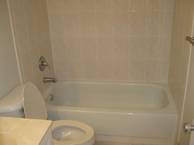 Building Photo - 711 N Pine Island Rd