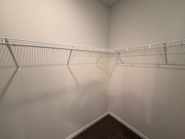 Building Photo - 1/2 Off First Month's Rent! Gorgeous 4 BR 2.5 Bath in Westlawn! Minutes from Veterans Parkway, Sh...