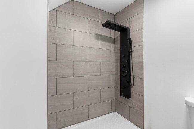 Building Photo - 89 Maple St