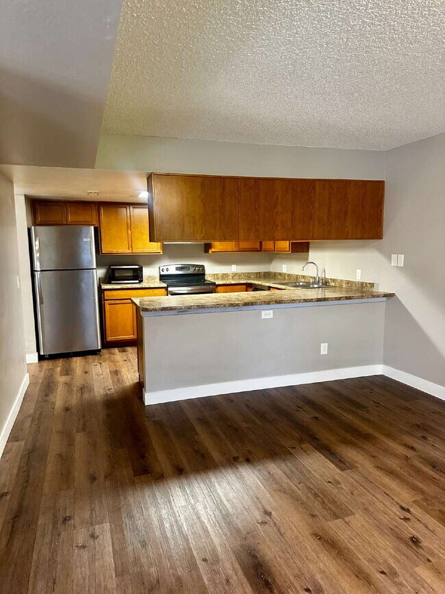 Building Photo - Spacious 3 Bed, 2.5 Bath  2 Story Condo in...