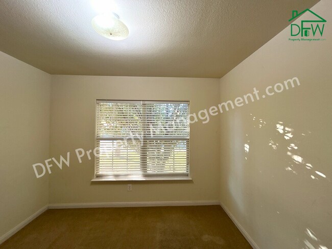 Building Photo - 10009 Iron Ridge Dr