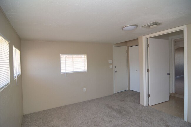 Building Photo - Charming 3 Bedroom 2 Bath House! Close to the UofA and Downtown!