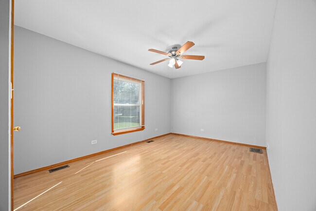 Building Photo - 1370 N Glen Cir