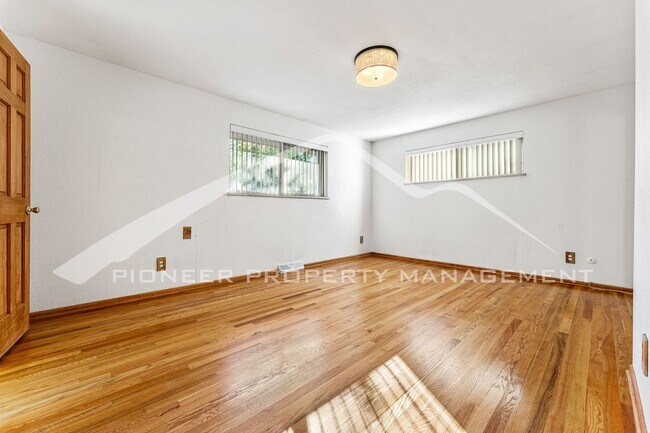 Building Photo - Spacious Home with Natural Light & Fenced Backyard