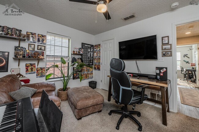 Building Photo - 1505 City View Dr