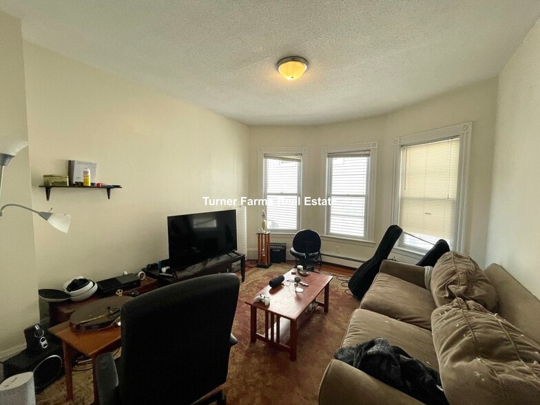 Building Photo - 68 Winchester St