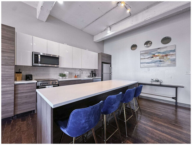 Building Photo - 555 Evergreen St