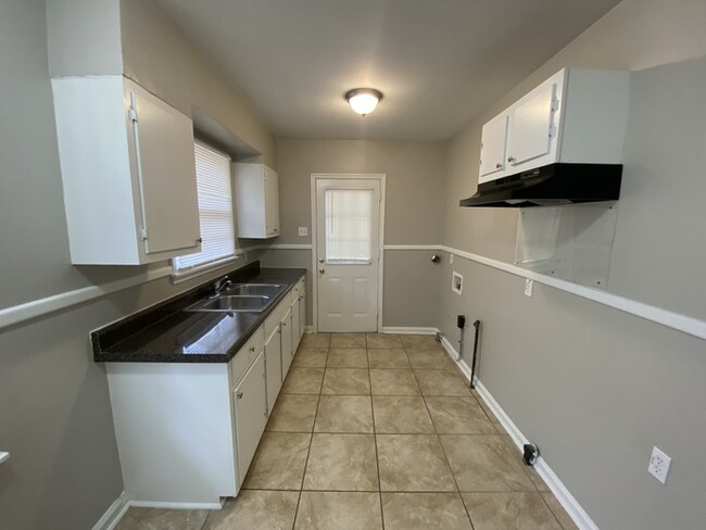 Building Photo - 1064 E Shelby Dr Memphis, TN 38116