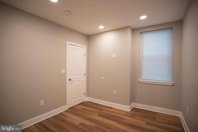 Building Photo - Large 3 bedroom with powder room on 1st fl