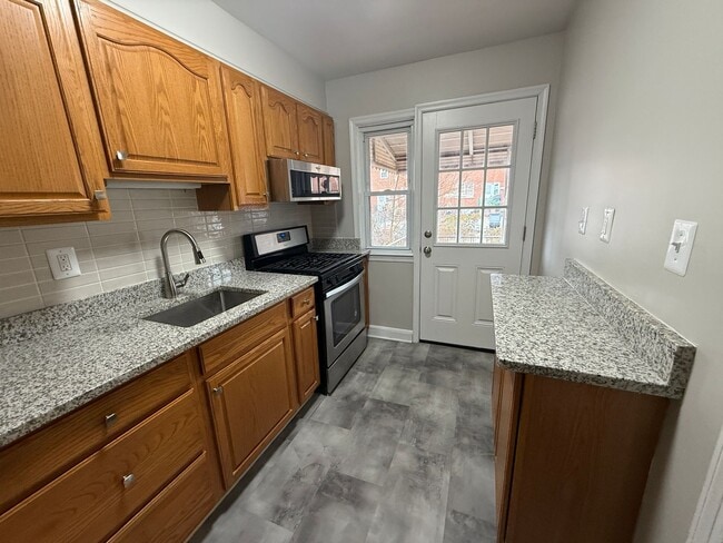 Building Photo - Newly Renovated! Charming & Spacious 3-Bed...