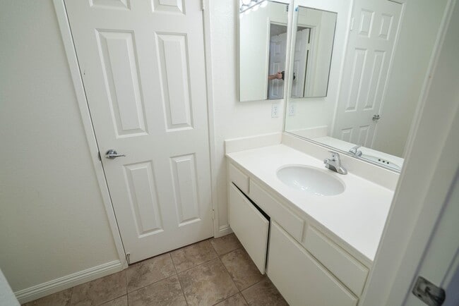 Building Photo - Stevenson Ranch 3 Bedroom Home for Rent!