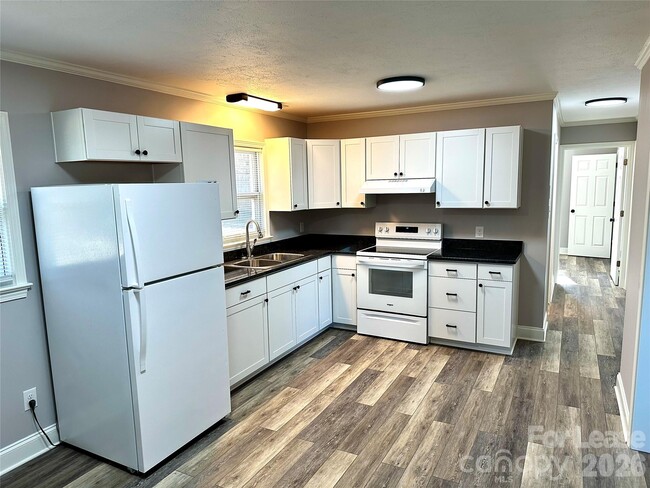 Building Photo - 2121 Charlotte Hwy