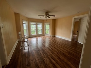 Building Photo - 19 Oakwood Ave