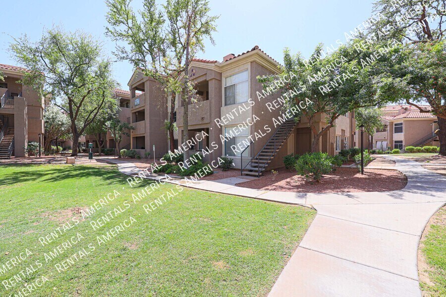 Building Photo - 3830 E Lakewood Pkwy E