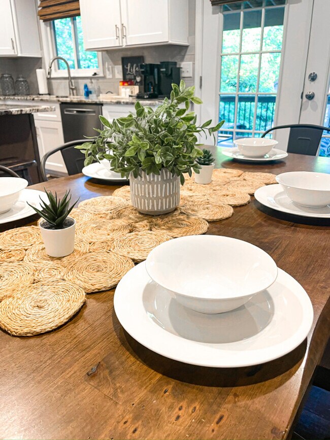 Building Photo - 11501-11505 5 Cedars Rd