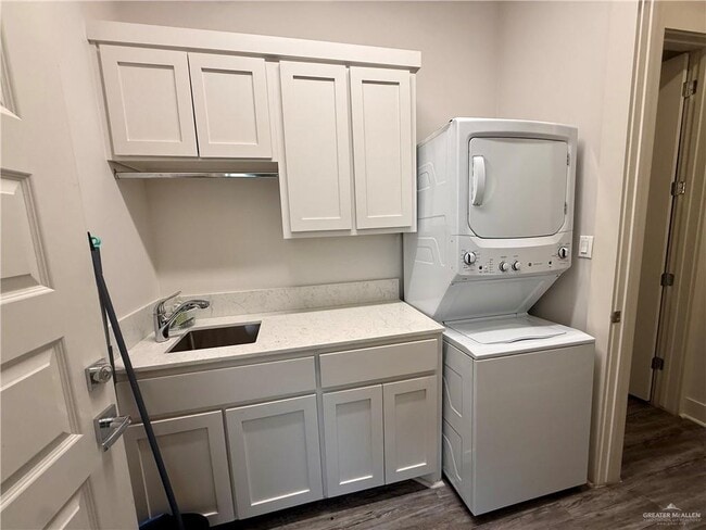 Building Photo - 25 Lago Washington